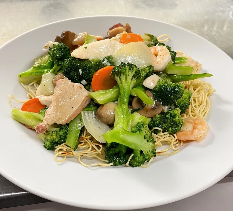 Cantonese Chow Mein at Fusion 28, Canadian and Asian breakfast and lunch restaurant in Regina, SK